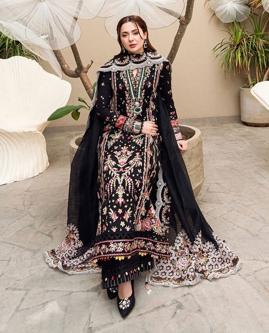 Best Lawn Dresses Online in Pakistan 